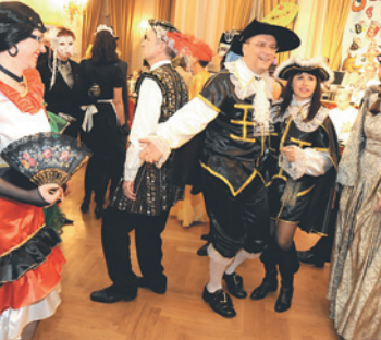 Rotarijanci plesali pod maskama